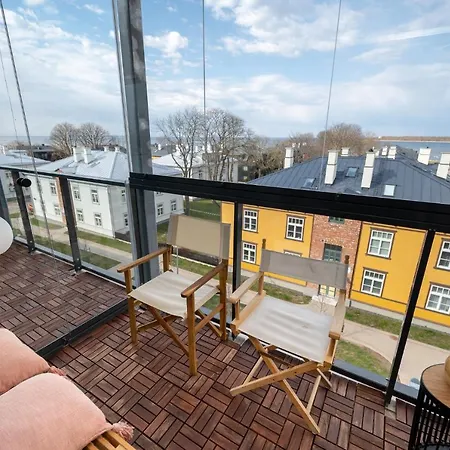 Seaview Getaway. Free Parking! * Reval